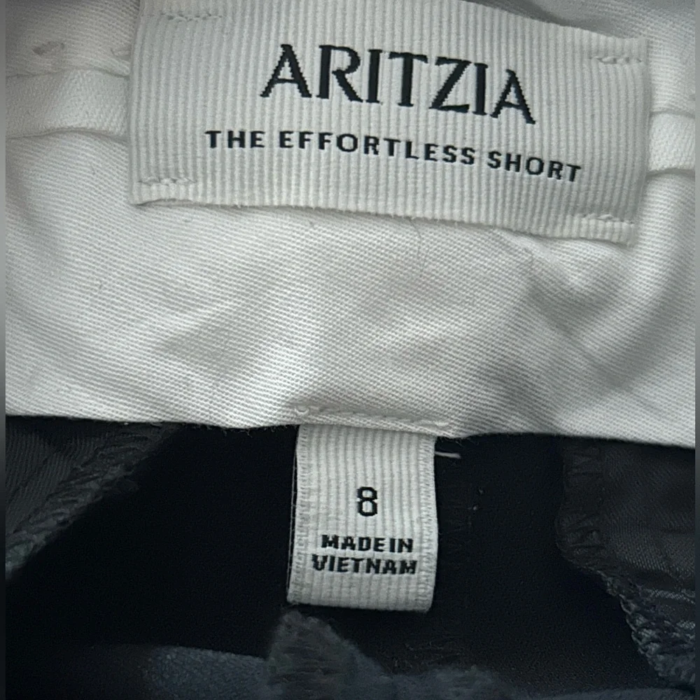 Aritzia The Effortless Short Size 8 in Black. Mid thigh length. - Picture 3 of 3